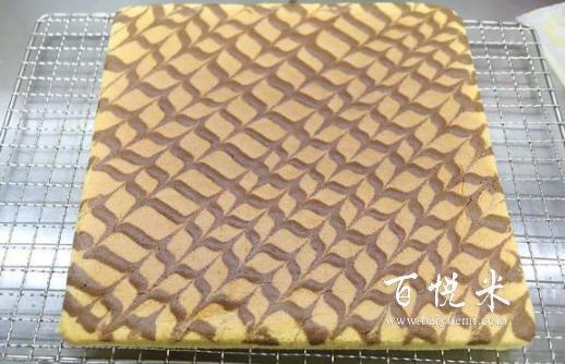 千秋紋鳳梨醬夾心蛋糕，松軟香甜比買的好吃實惠，5個雞蛋就能烤一大盤蛋糕